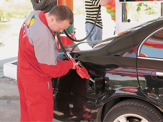 Ілюстрація. Неякісним пальним заправляли на одній із автозаправок Прикарпаття