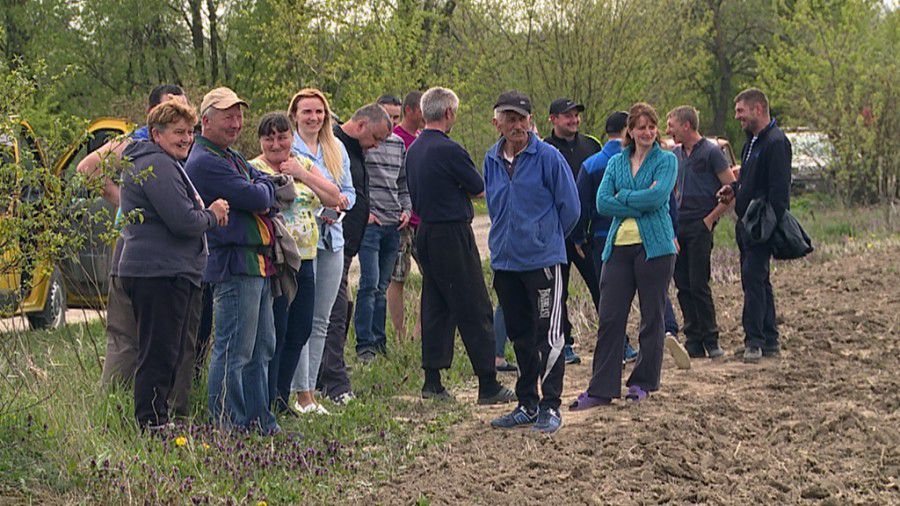 Селяни загнані у глухий кут. І відстоюють свою мету простими методами &ndash; блокують усю техніку, яка приїздить на пол
