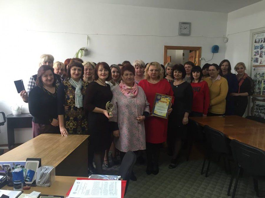 Колектив із задоволенням прийняв нагороду профспілки | Фото: Соцзахист Калуш