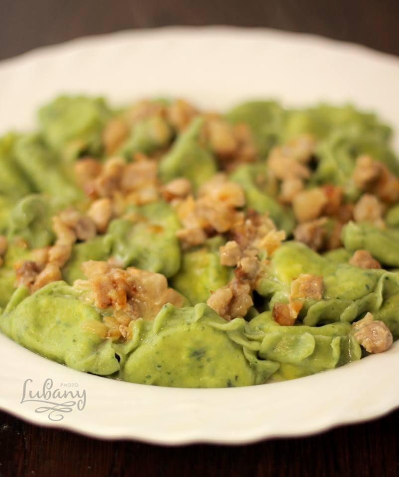 Для вареників знадобляться три сорти сиру: сир м'який, домашній твердий сир та сир типу "голландського"