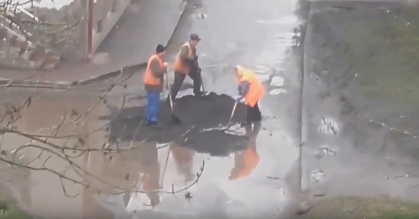 Так часом ремонтують дороги у Калуші | Фото: з архіву