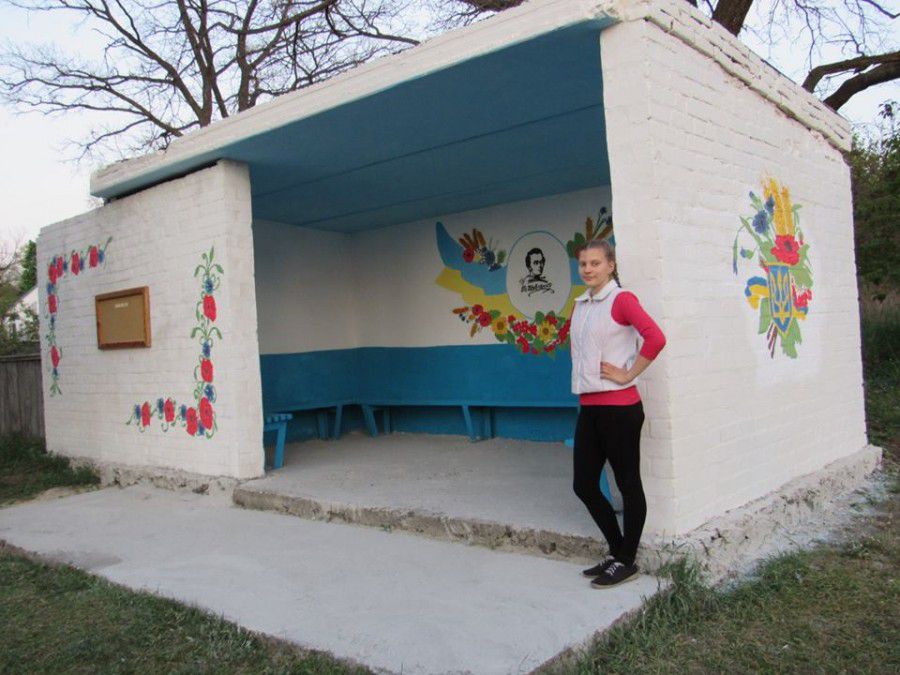 Відремонтована зупинка у смт. Ірдинь. | Фото: https://www.facebook.com/MaysternyaNaSeli/photos/a.1519728588316287.107374