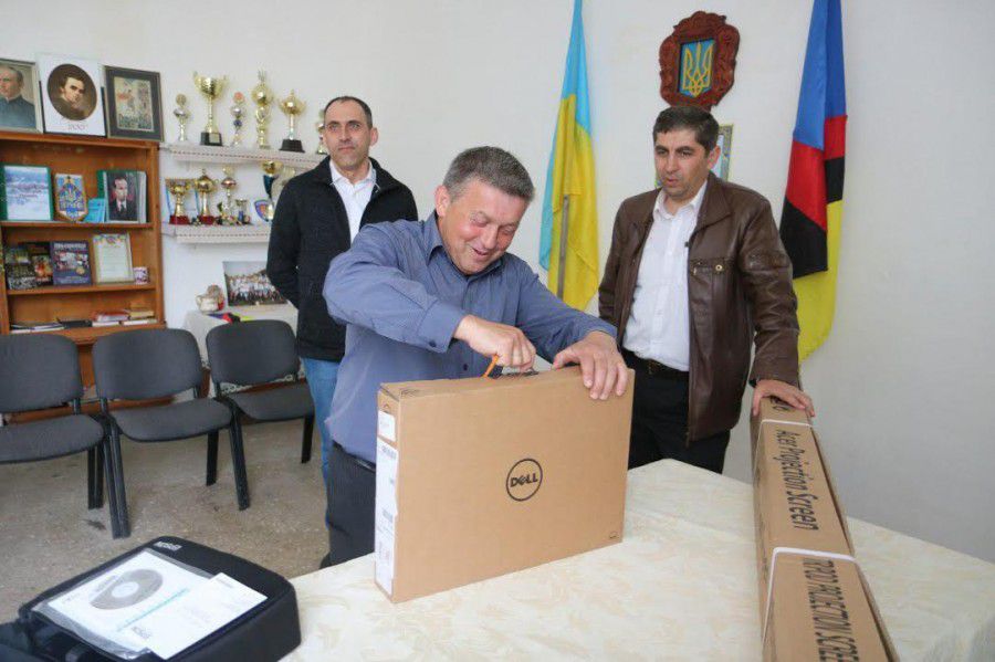 Новий проектор, ноутбук та мультимедійну дошку, яку розмістять у Народному дому | Фото: прес-служба партії