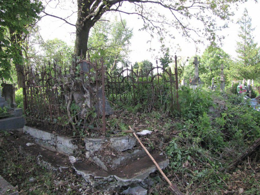 Могила  відомого аптекаря Шустова | Фото: Василь Фіцак