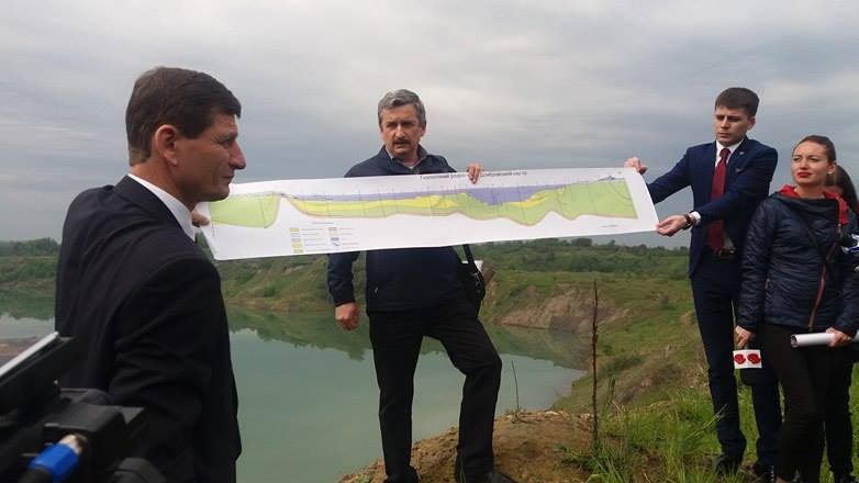 Усім присутнім продемонстрували розріз кар'єру | Фото: Оксана Пілянська