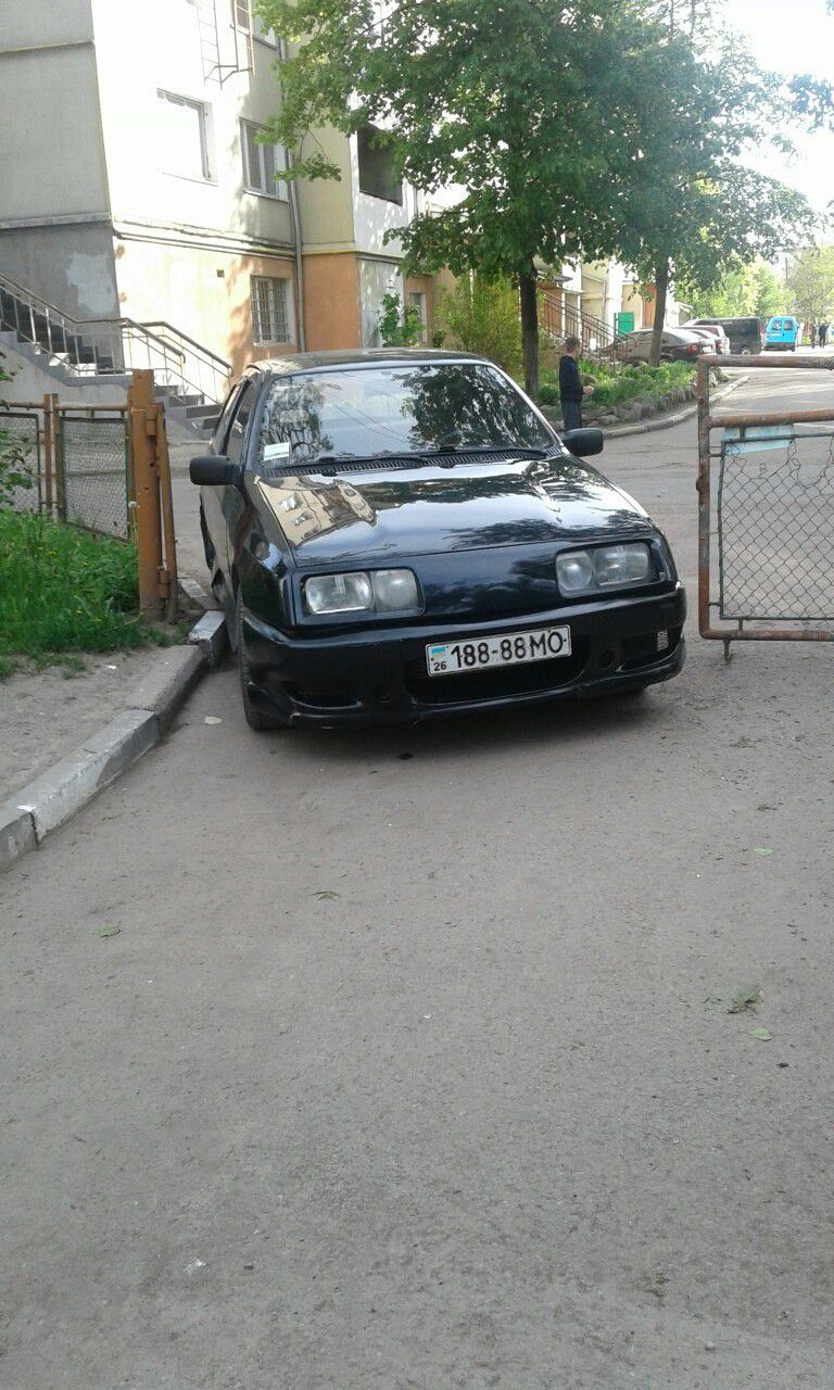 Авто помітили біля басейну "Посейдон". А от, чи правильно воно припаркувалось, сперечаються | Фото: Калуський 