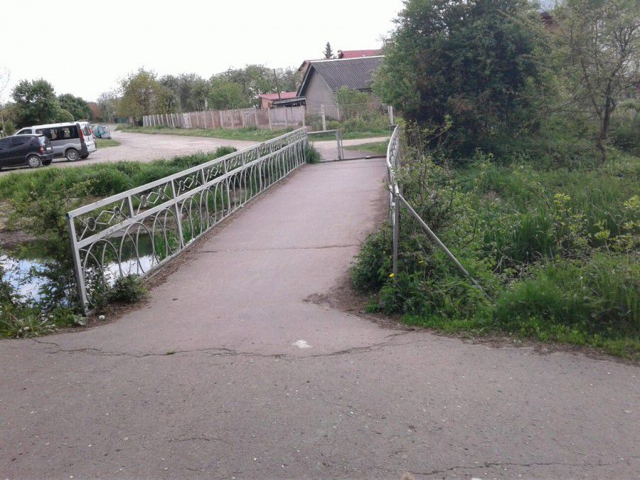 Серед коментарів із пропозиціями найчастіше фігурують "патріотичні" перила | Фото: Калуський Формат