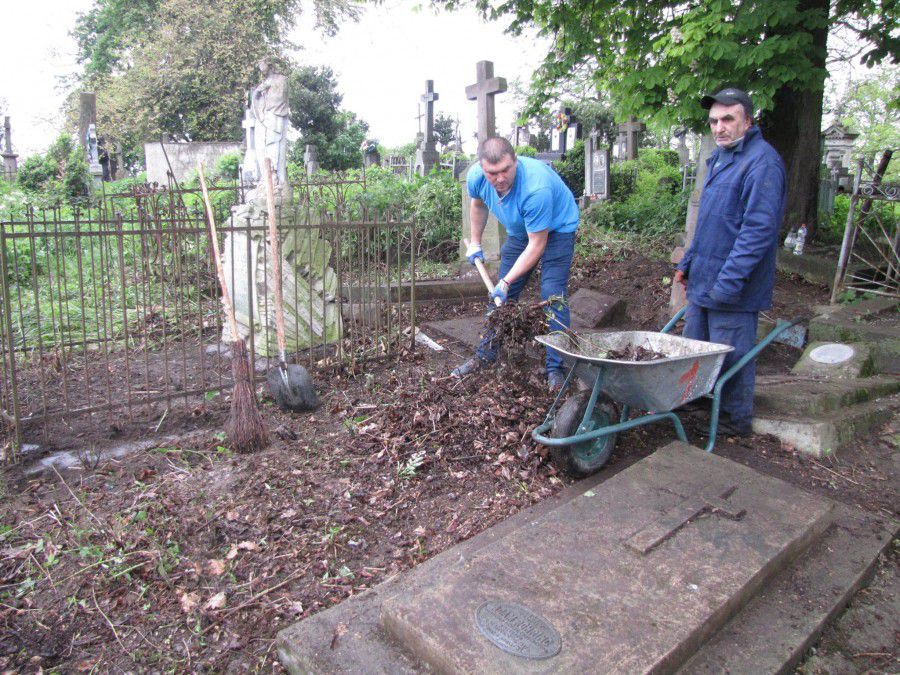 Учора калушани, не зважаючи на дощову погоду, почистили від заростей і кущів декілька польських поховань | Фото: Vasyl F