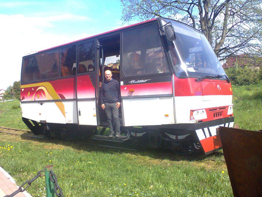 Вузькоколійкою, яка щороку приваблює чимало туристів на Прикарпатті, цьогоріч курсуватиме ще і автобус | Фото: Яцків Люб