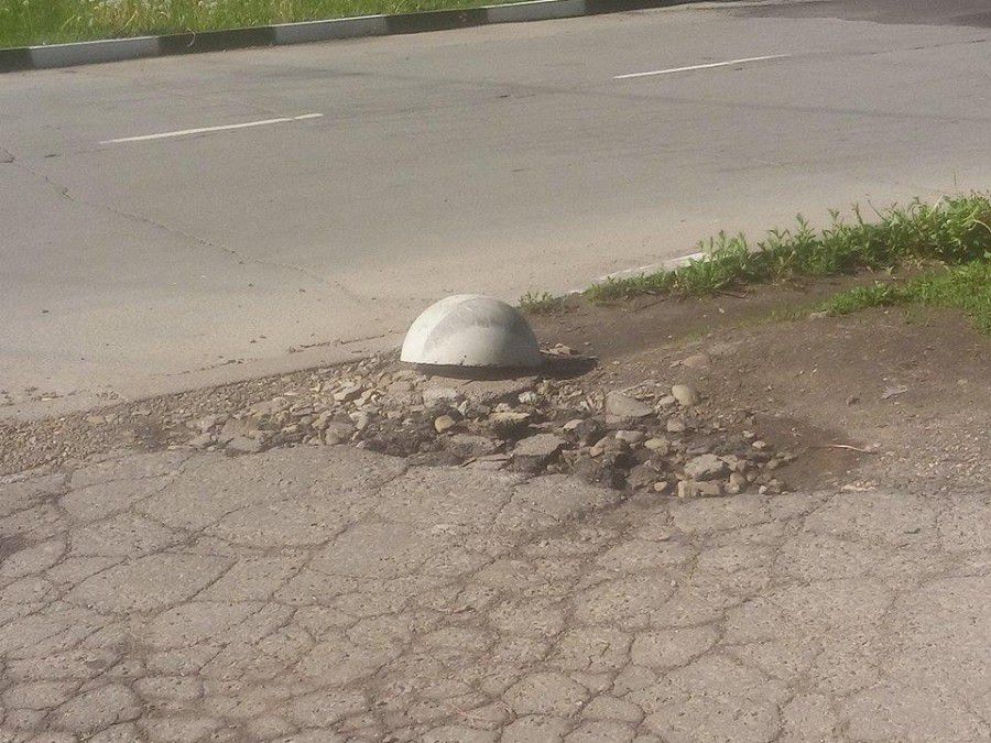 Антипаркувальні півсфери вже починають відсувати | Фото: vikna.if.ua