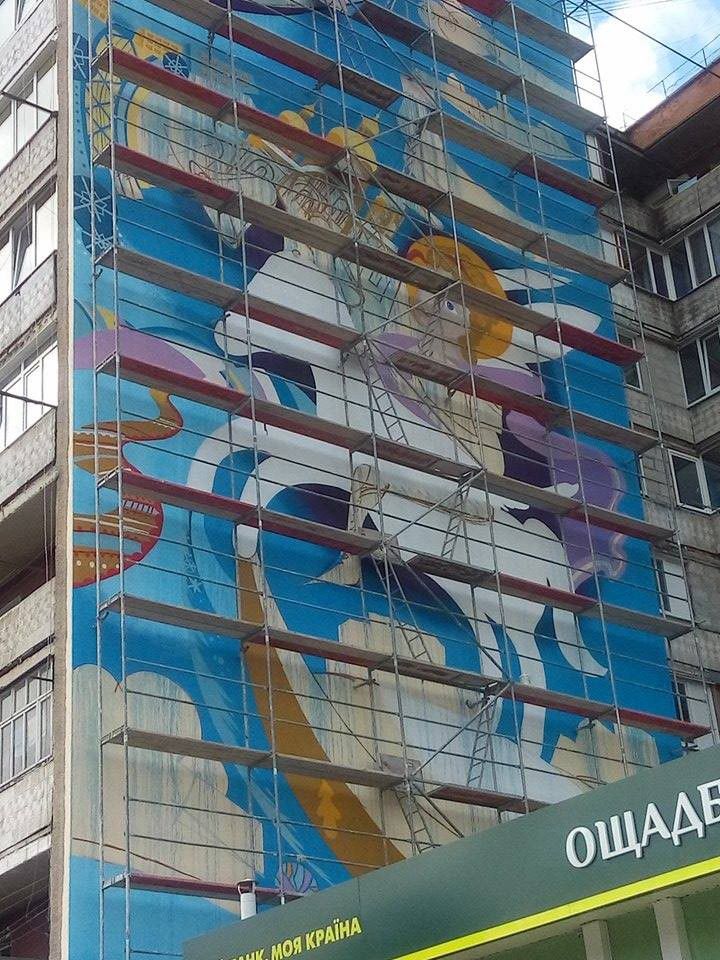 Потекла, зокрема, синя фарба, яка змішалася з іншими барвами та дала не дуже ефектний результат