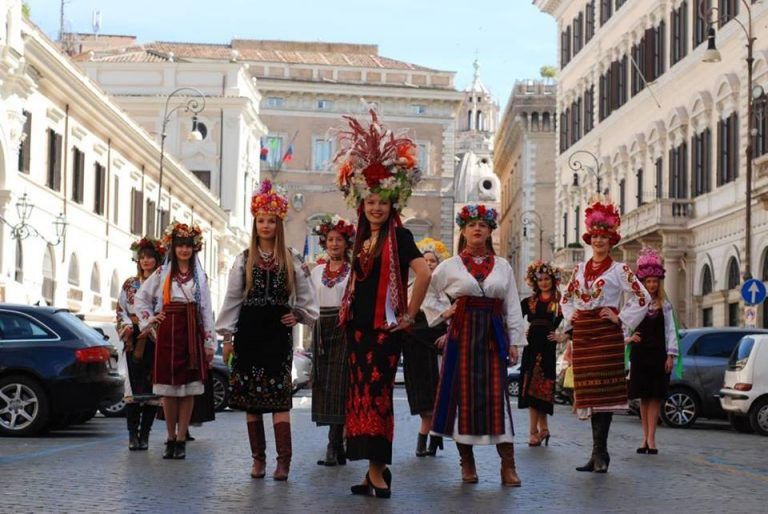  Дванадцять українських красунь в національних строях пройшли імпровізованою ходою від Колізею до площі Іспанії