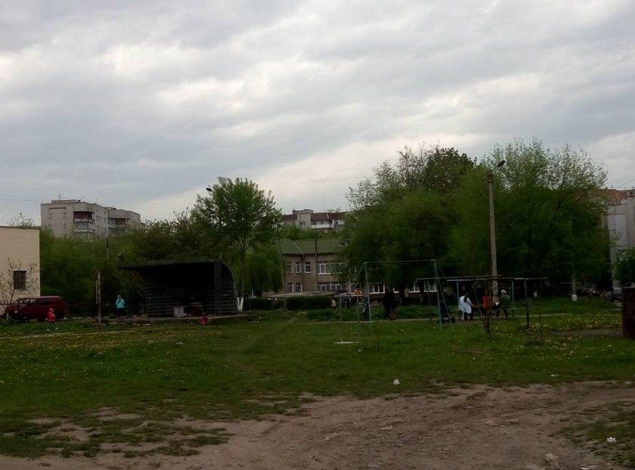 Нового дитячогго майданчика на вулиці Винниченка-Каракая цього року не буде | Фото: Liubomyr Kava