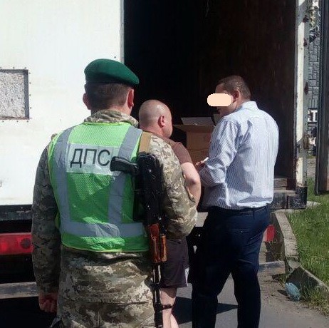 Контрафактний товар перевозився на Буковину з метою подальшого транспортування у прикордонні райони та незаконного перем