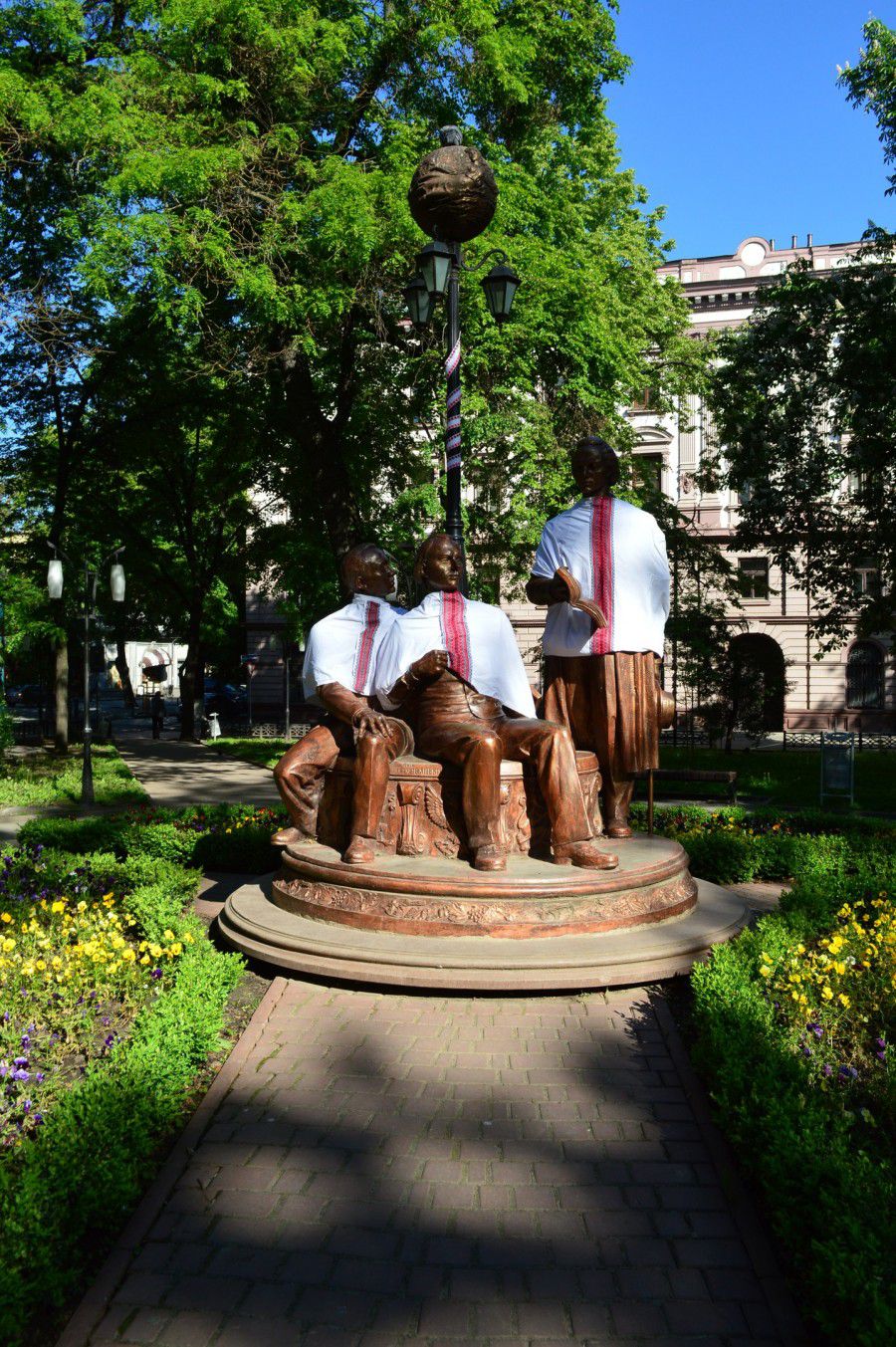 Пам'ятник Руській Трійці теж сьогодні у вишаванці