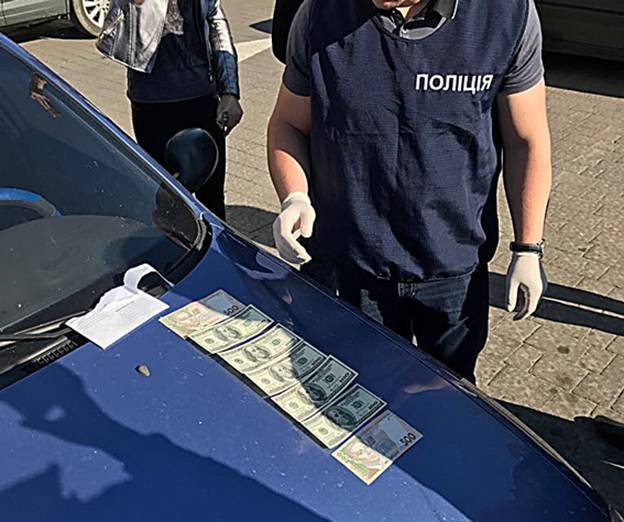 Посадовця затримали працівники Управління захисту економіки в Івано-Франківській області 