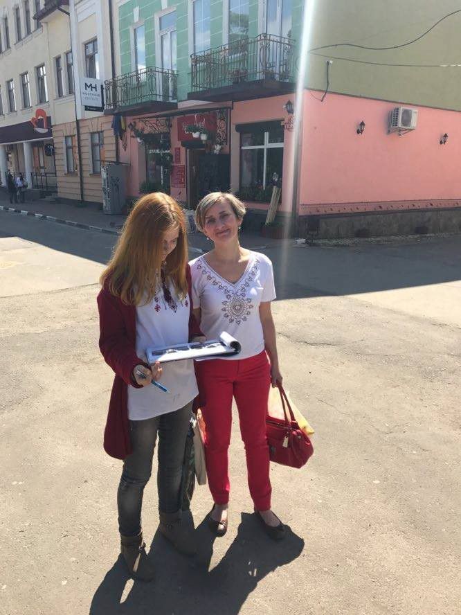 Всього для опитування надрукували 1000 анкет