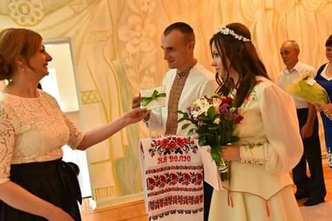 Молодята отримали вітання міського голови Ігора Матвійчука