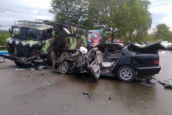 Від отриманих у результаті аварії травм водій &laquo;Мерседеса&raquo;, а також його 32-річний пасажир загинули на місці 