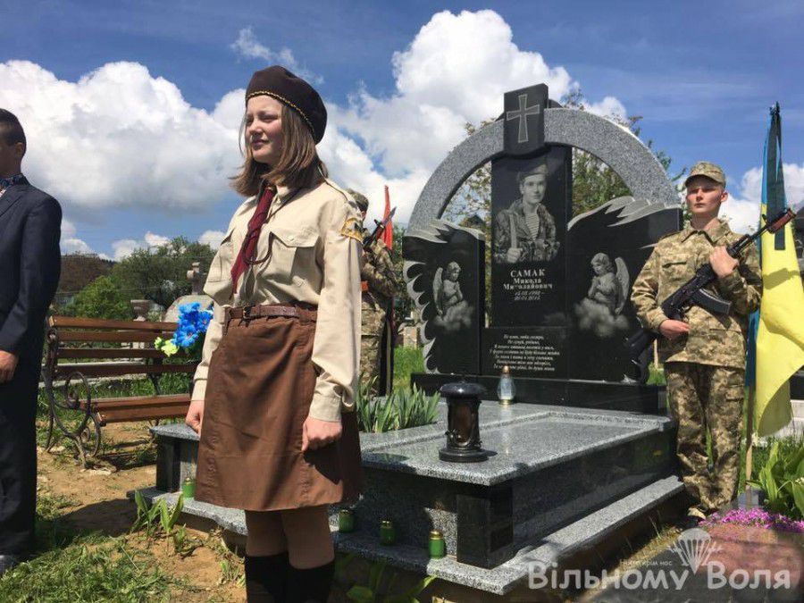 В селі Баня-Березів Косівського району відбулись заходи по відкриттю пам'ятника десантнику Миколі Самаку