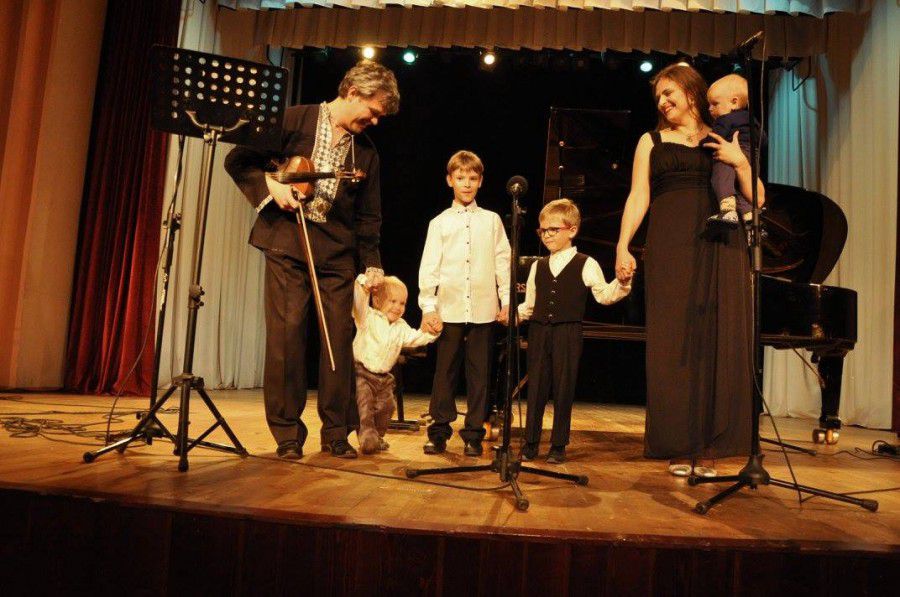 Відома у Івано-Франківську родина талановитих музикантів Савок | Фото: Михайло Мазур