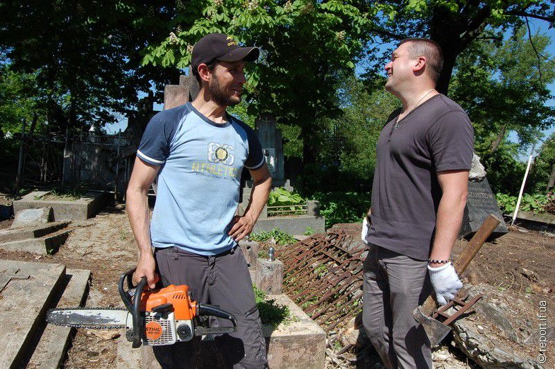 Двоє друзів-калуш займаються усім, чим можна, аби проштовхувати місто, його історію