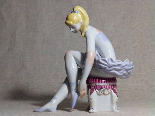 На створення велетенської балерини його надихнула "статуетка, яку він випадково знайшов на закинутому радянському з