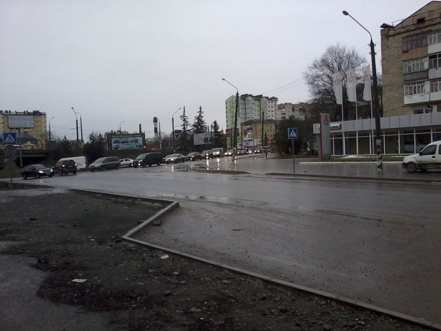 Дорожній знак встановлений , проте розмітки на дорозі немає