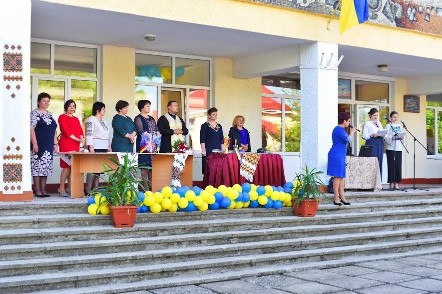 Попрощалися сьогодні  зі школами 298 випускників-калушан