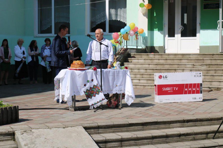 Телевізор навчально-виховному комплексу подарував народний депутат від партії ВОЛЯ-РУХ НОВИХ СИЛ Юрій Дерев&rsquo;янко