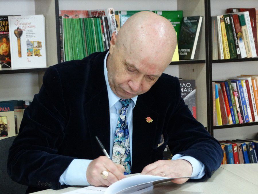 Тираж "Легенд Калуша" розкупили за лічені дні | Фото: Віктор Павлів