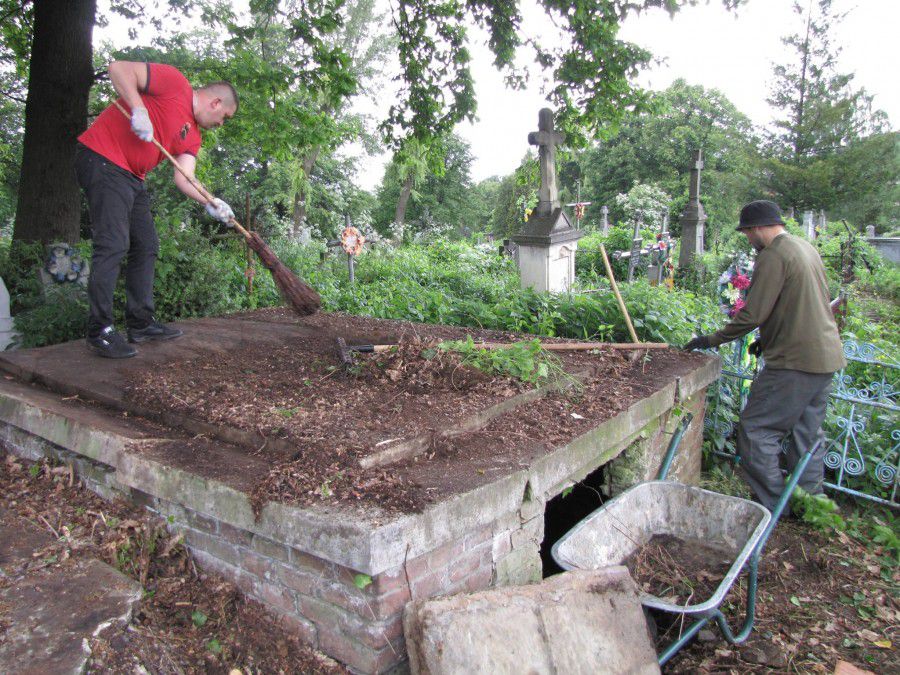 Калушани продовжують розчищати старе кладовище на Височанці | Фото: Vasyl Fitsak 