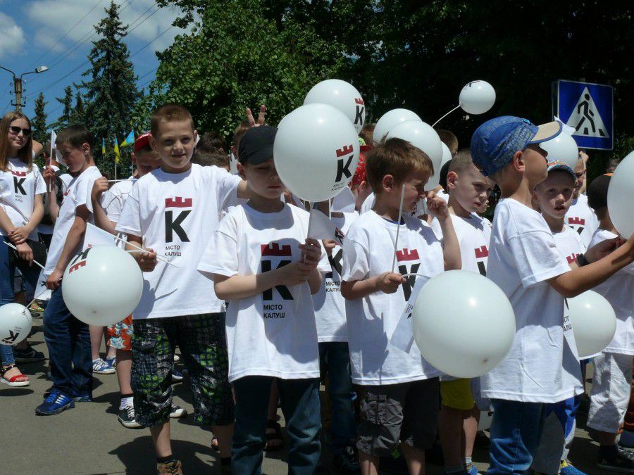 Святкова хода відбулася від ПК "Мінерал" до площі Героїв | Фото: Роман Куцій