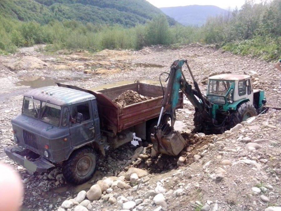 Двоє місцевих жителів, які за допомогою екскаватора та вантажного автомобіля задля отримання прибутку нищили берег річки