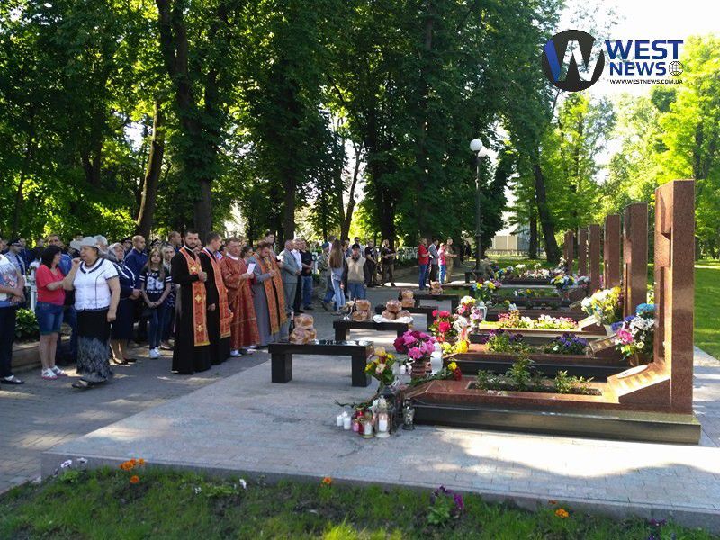 На панахиду прийшли пом&rsquo;янути героїв бойові побратими, бійці АТО та представники патрульної поліції