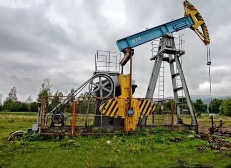 Люди звикли жити поряд з "металевими журавлями", усе це частина Долинського родовища