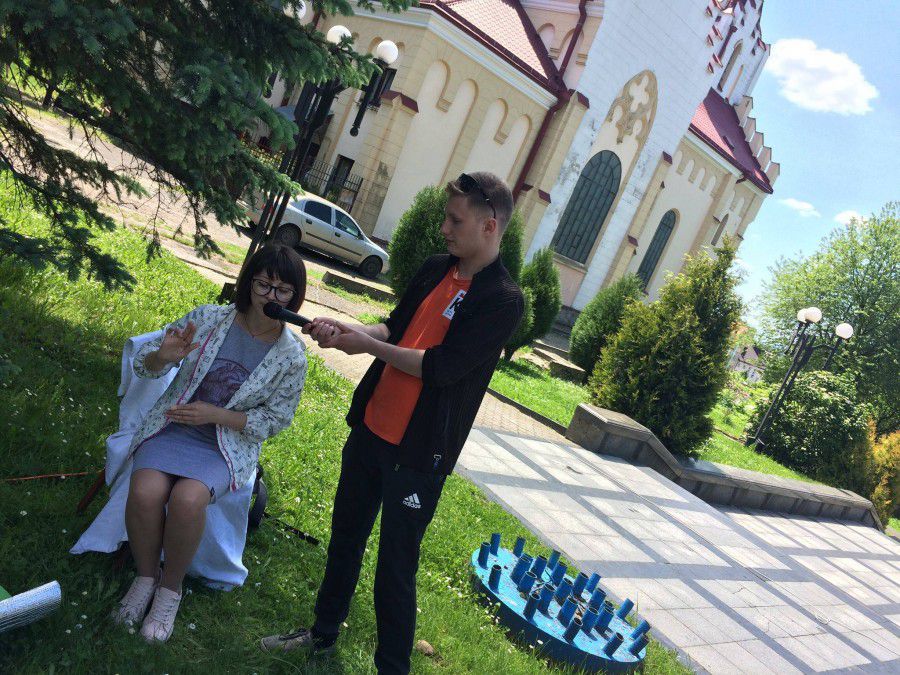 Дівчина показала вірш, що свідчить, проте, як маючи бажання можна донести думку навіть не чуючи слова