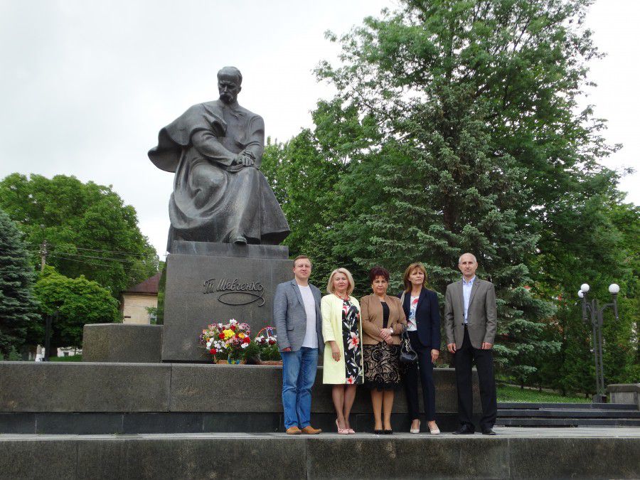 Фото на пам'ять біля пам'ятника Кобзареві