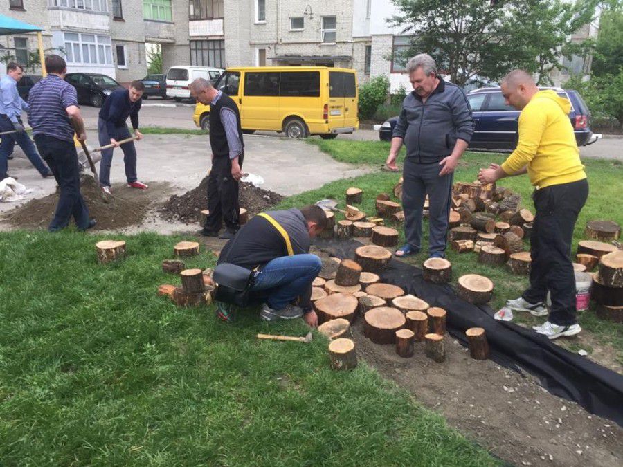 Мешканці провулку покладаються на власні сили | Фото: Volodya Delehach