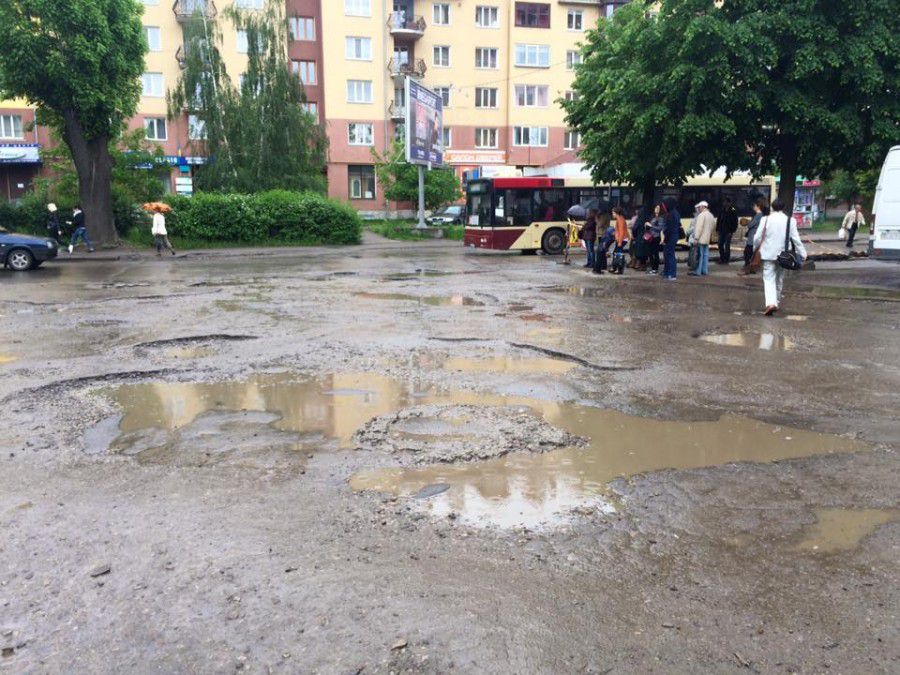 На цій ділянці немає навіть елементарної автобусної зупинки