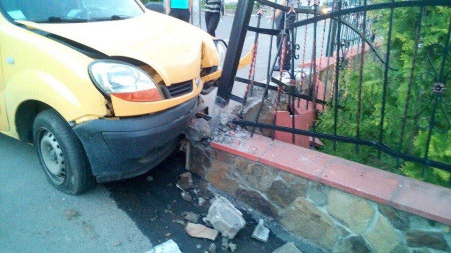 Постраждалиі  авто, і огорожа