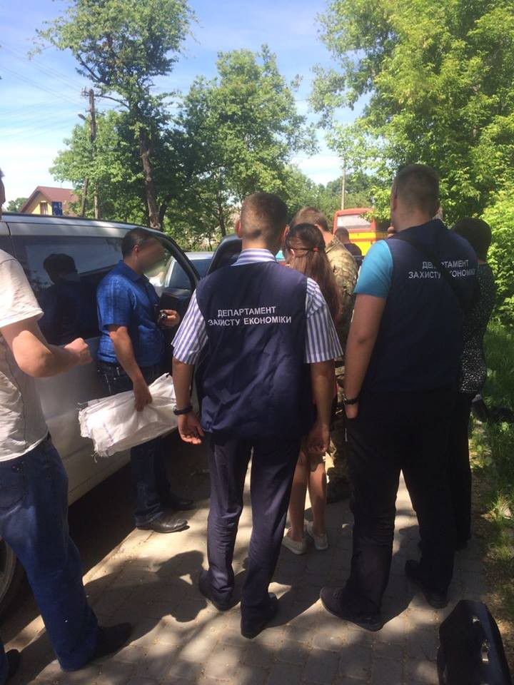 За 40 тисяч гривень сільський голова обіцяв виділити "атовцю" землю під будівництво | Фото: Управління захисту