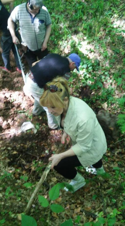 Наталія Табачук також взяла участь у розкопуванні криївки