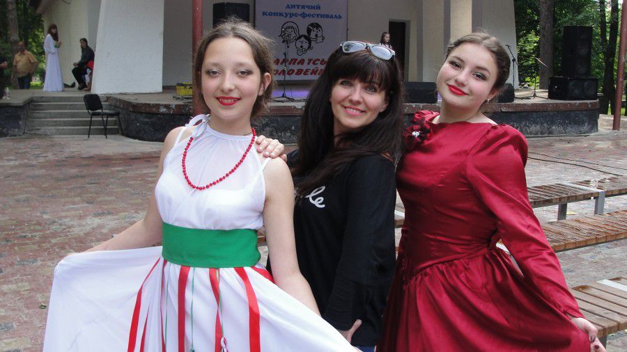 Любов до української пісні дівчатам прищеплює викладач Наталія Костів | Фото: прес-служба РДА