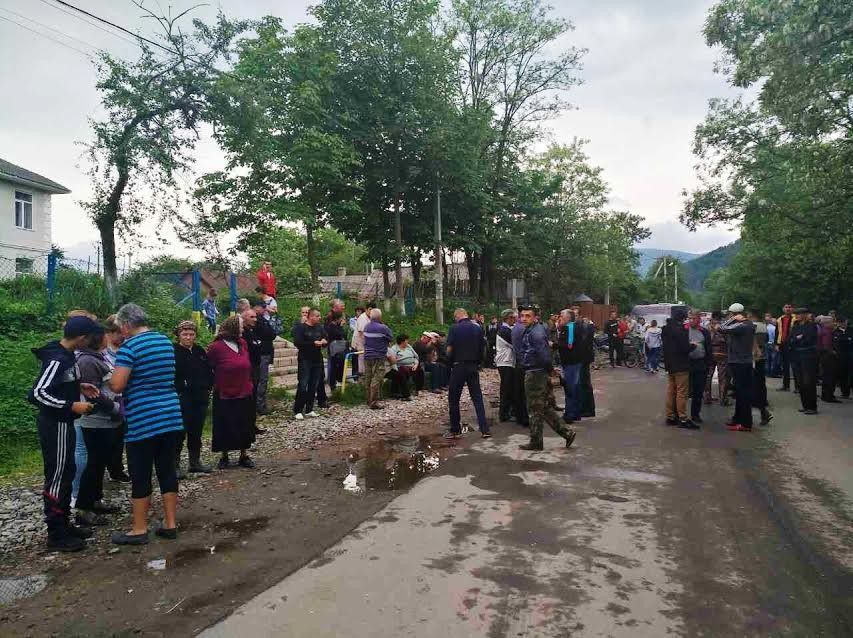 Основана вимога протестувальників &ndash; обмеження руху лісовозів, ремонт дорожнього покриття | Фото: blitz.if.ua