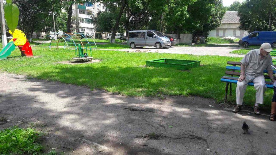 Пісочницю зробили зі старих неякісних матеріалів