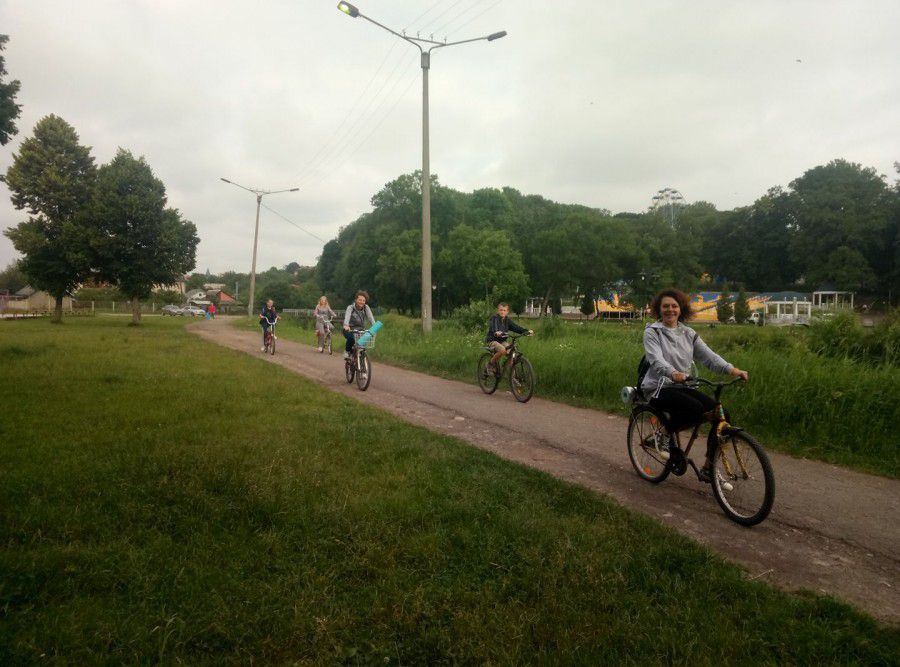 "Делегація" калушанок приїхала на занняття на велосипедах