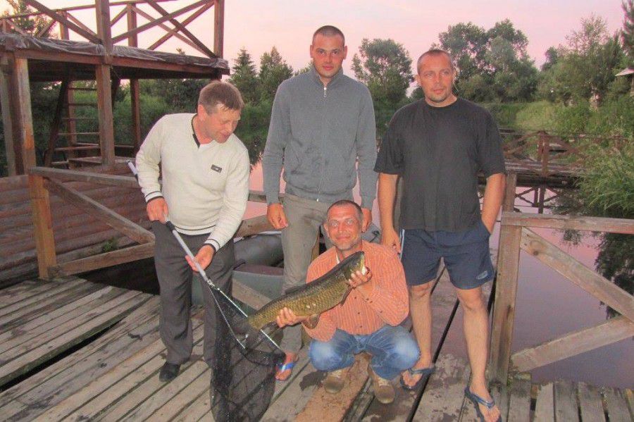 Мкола Федорів (зліва) з учасниками програми реабілітації в приватній садибі "Джерело"