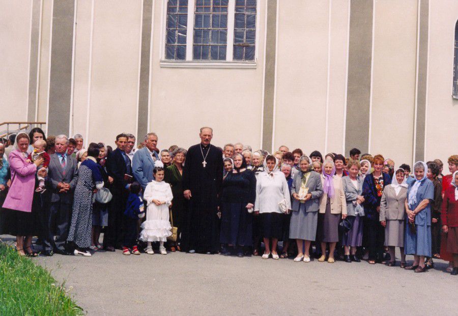 Будівничий Собору святих землі української о. Григорій Мороз та його парафіяни | Фото: Архів Григорія Мороза