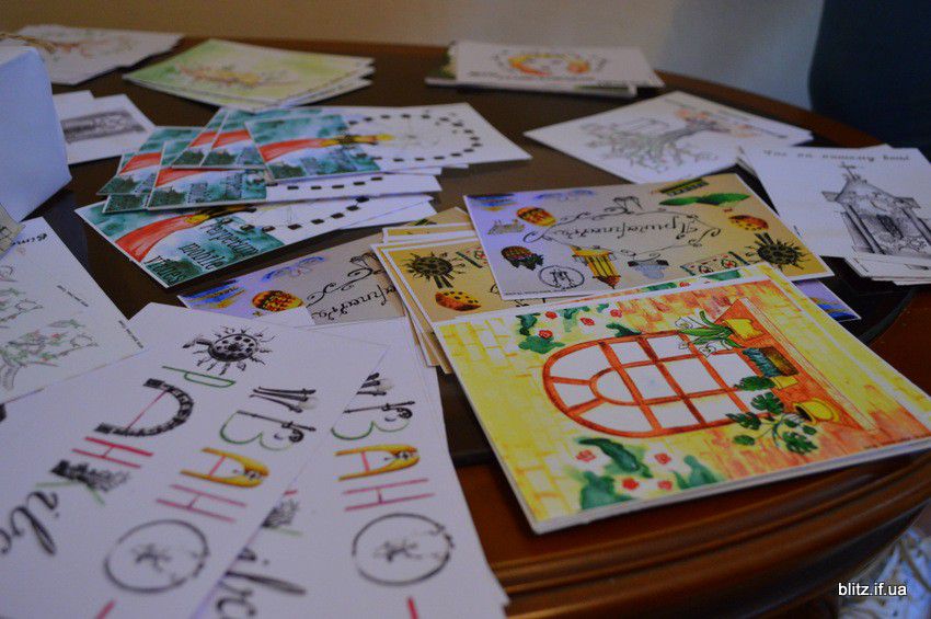 Протягом півтори години юні франківці пропонували перехожим на "стометрівці" придбати листівку 